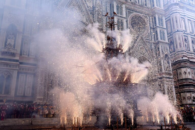 Scoppio del Carro. Photo by Città di Firenze